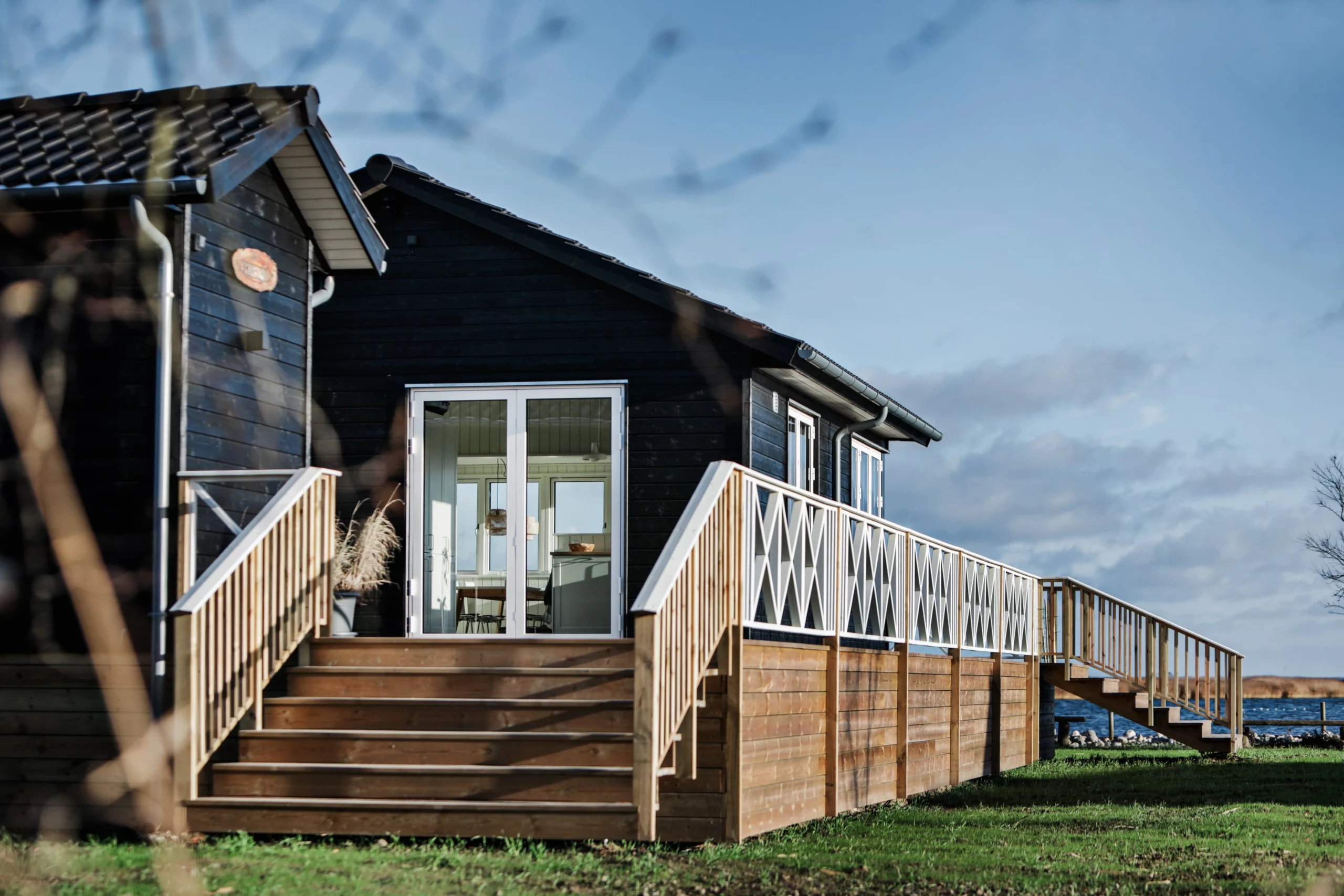 Stormflodssikret sommerhus ved fjorden